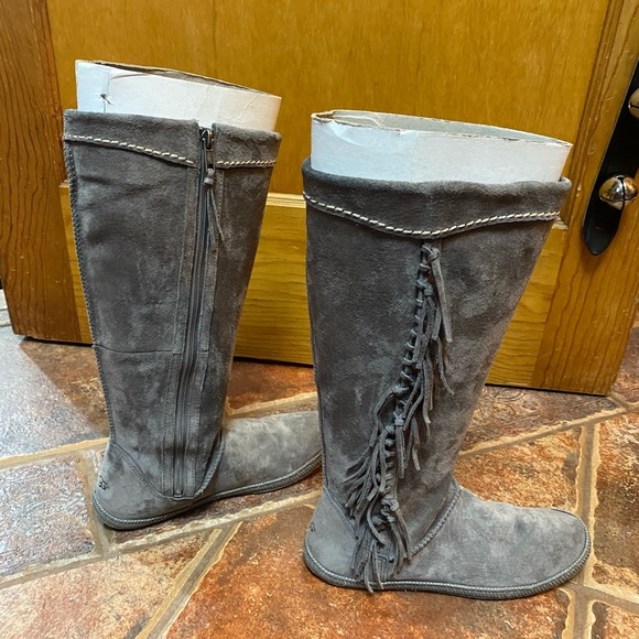 Like new! UGG W Mammoth Moccasin fringe Charcoal Gray suede knee high zip boots - Picture 3 of 11